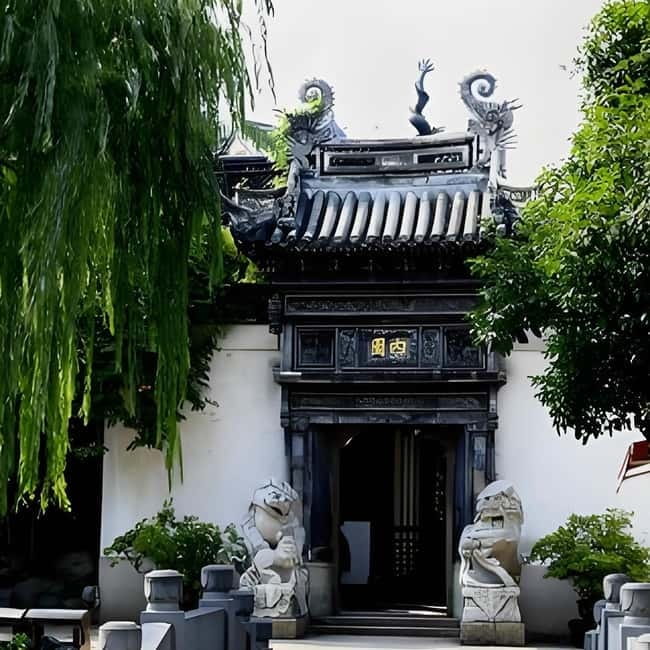Yu Garden, Old Street, Bund & Zhujiajiao Water Town Bus Tour - Lunch or Snacks at Zhujiajiao: When Included Food Feels Like a Meal