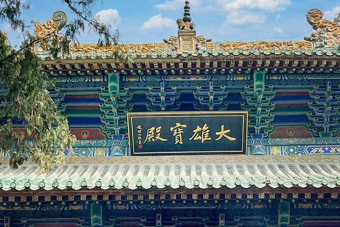 Zhengzhou Private Day Tour to Shaolin Temple and Longmen Grottoes - Longmen Grottoes: 2,300 Caves and the 17-Meter Buddha
